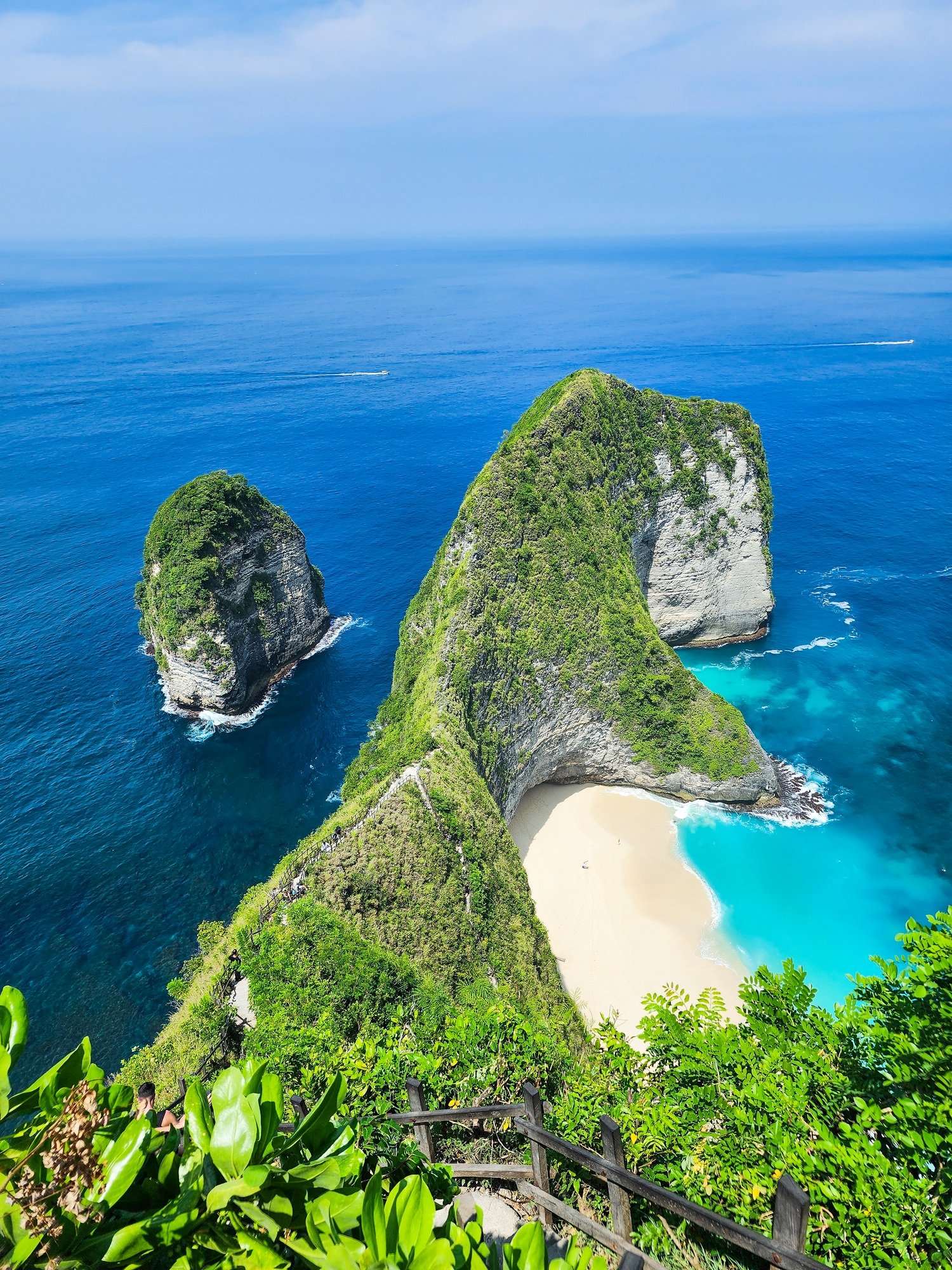 Scenic view of Kelingking Beach, Nusa Penida, Bali.